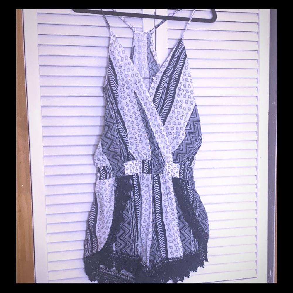 White 🤍and blue 💙 printed Romper⭐️EUC